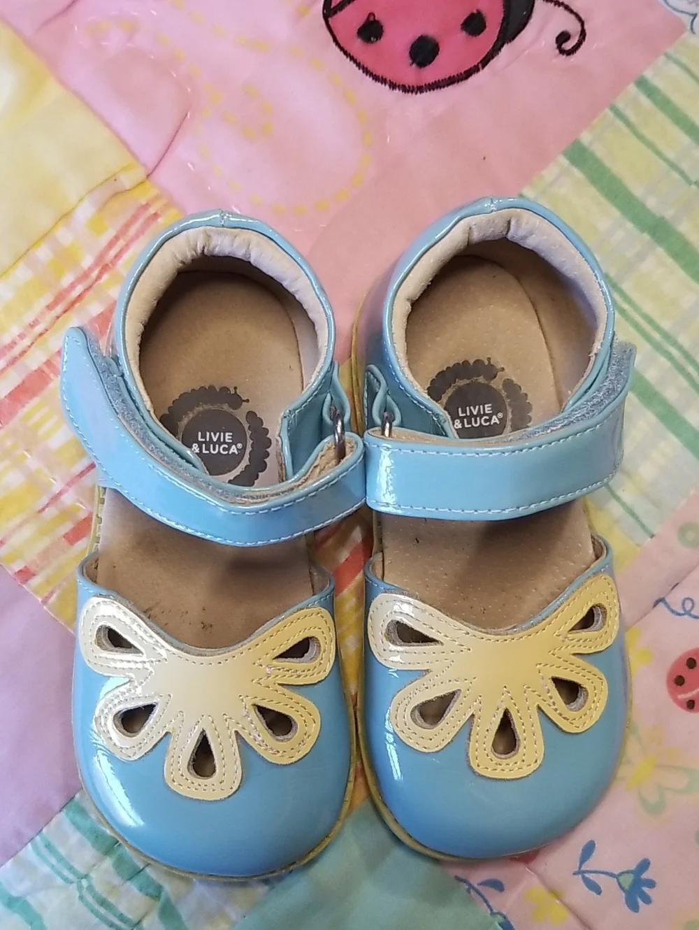 Livie & Luca Blue Patent leather Mary Janes w/Light Yellow Flower Size 8 Petals